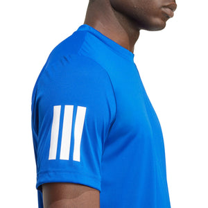 Close-up van de witte strepen op de mouw van het kobaltblauwe Club T-shirt