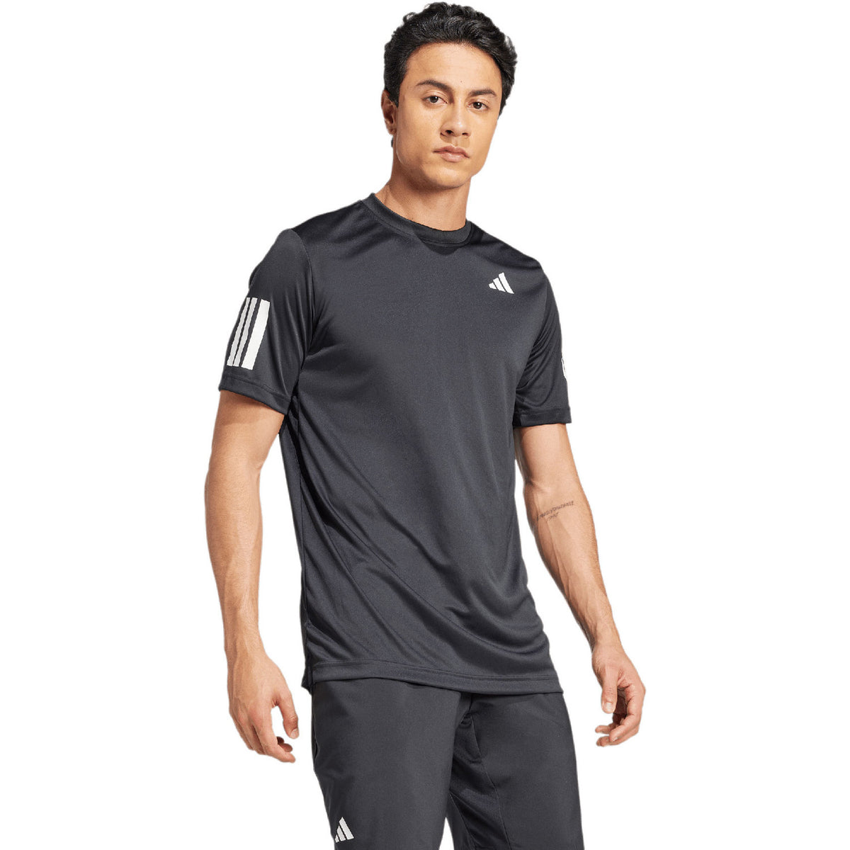 Model draagt het antracietgrijze Adidas Club 3-Stripes T-shirt met short