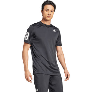 Model draagt het antracietgrijze Adidas Club 3-Stripes T-shirt met short