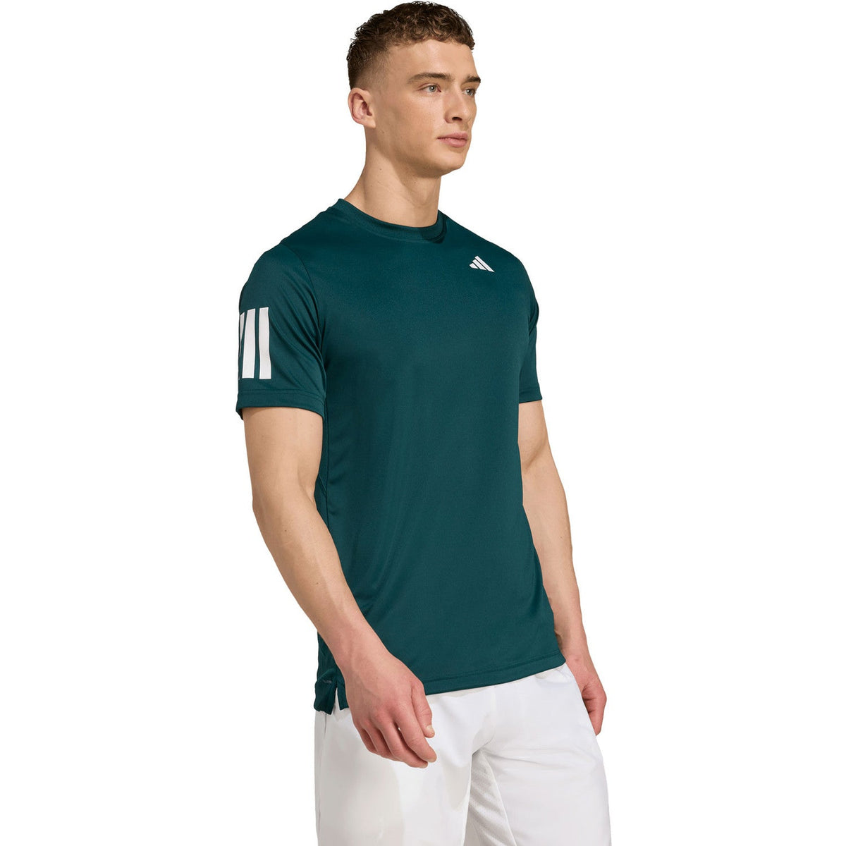 Model draagt het donkergroene Club 3-Stripes T-shirt met witte short