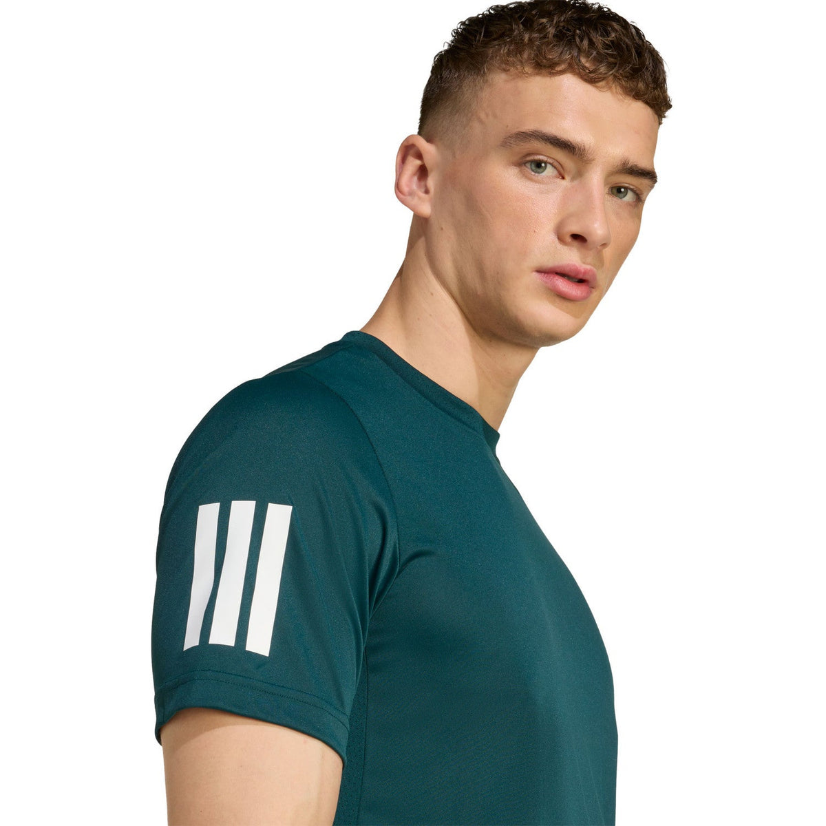 Close-up van de witte strepen op de mouw van het donkergroene Club T-shirt