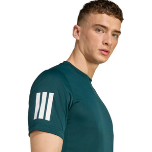 Close-up van de witte strepen op de mouw van het donkergroene Club T-shirt