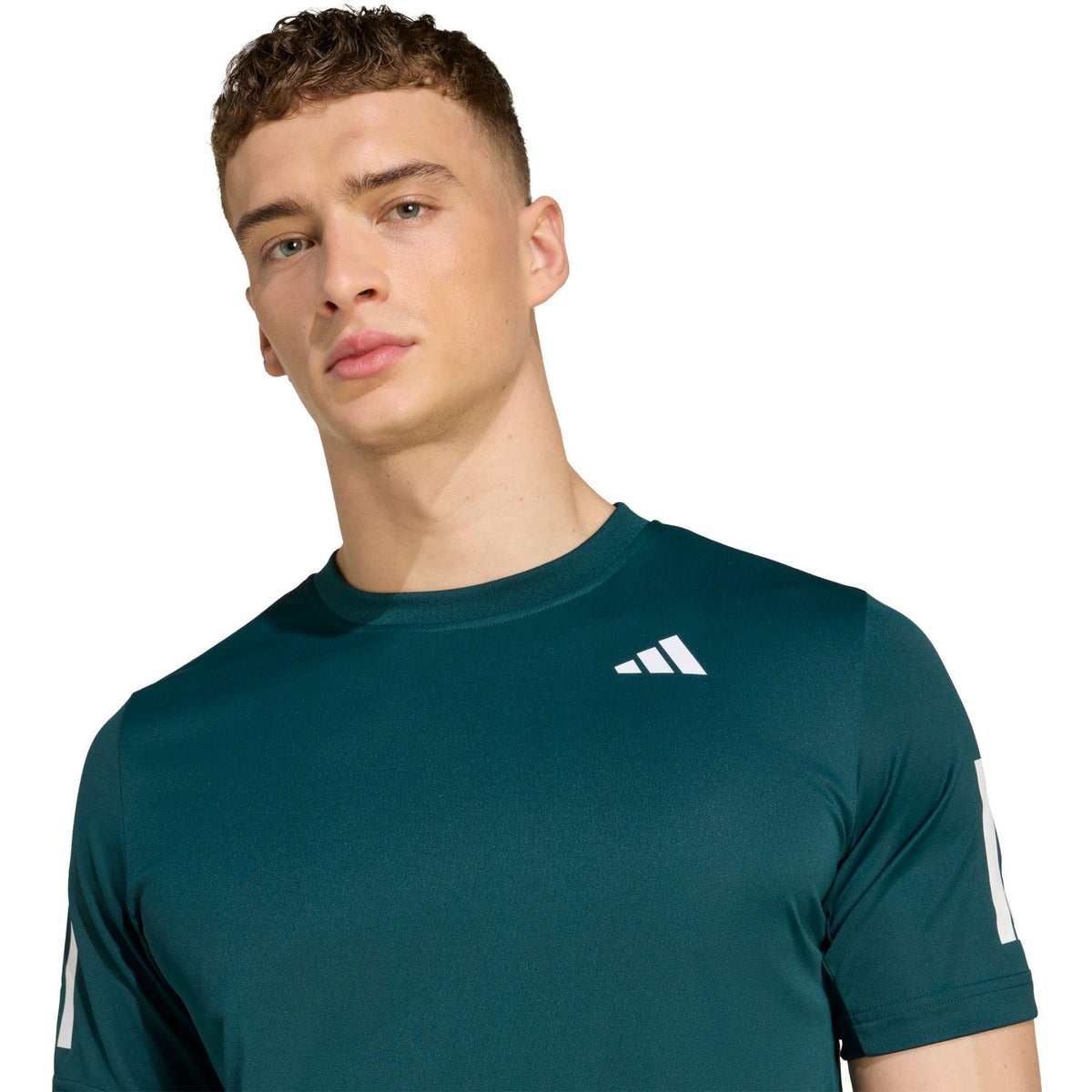 Close-up van het adidas-logo op het donkergroene Club 3-Stripes T-shirt
