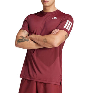 Model draagt het bordeauxrode Club 3-Stripes T-shirt met gekruiste armen