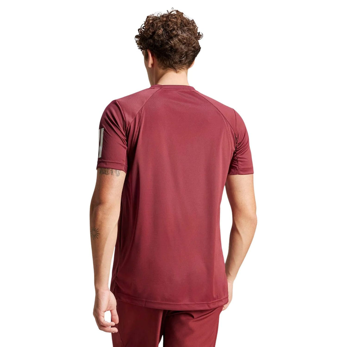 Achterzijde van het bordeauxrode Adidas Club 3-Stripes T-shirt, gedragen