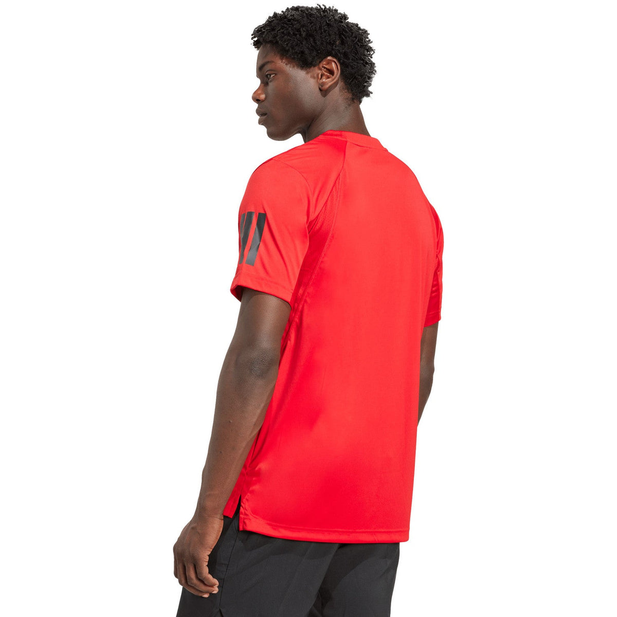 Model draagt het rode Adidas Club 3-Stripes T-shirt, zijaanzicht