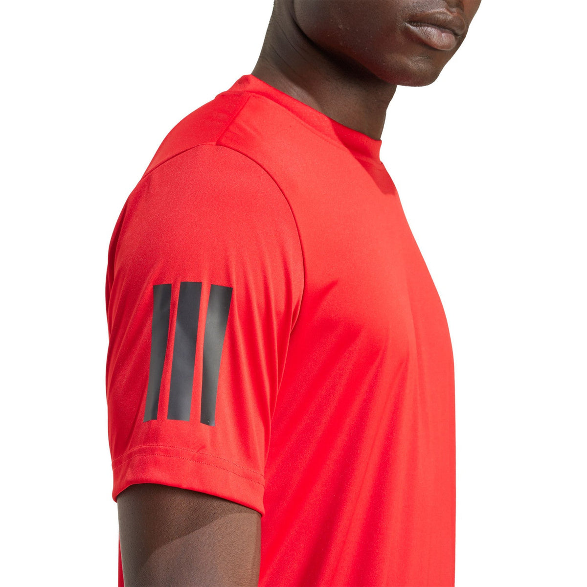 Close-up van de strepen op de mouw van het rode Club 3-Stripes T-shirt