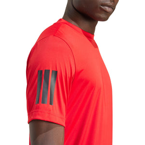 Close-up van de strepen op de mouw van het rode Club 3-Stripes T-shirt