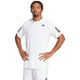 Model draagt het witte Adidas Club 3-Stripes T-shirt met handen in de zij