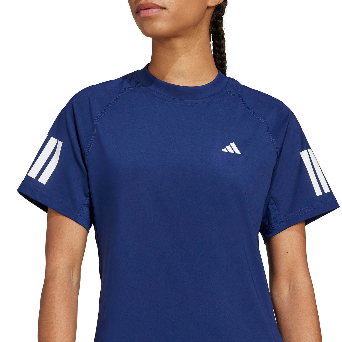 Dettaglio della maglietta Adidas Club 3-Stripes in blu scuro - logo Adidas e 3 strisce sulla manica