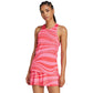 Model draagt de roze Adidas Club Graphic Tank met golvend streepdessin en racerback