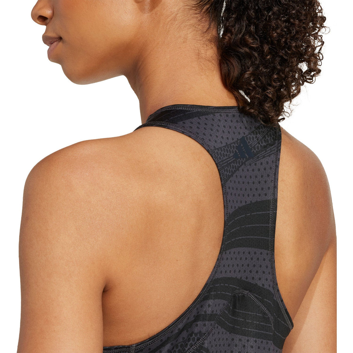 Detail van de racerback op de rug van de donkergrijze Adidas Club Graphic Tank