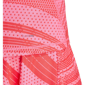 Detail van het roze stippen- en streepdessin van de Adidas Club Graphic Tank