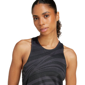 Detail van de hals en schouder van de donkergrijze Adidas Club Graphic Tank op model