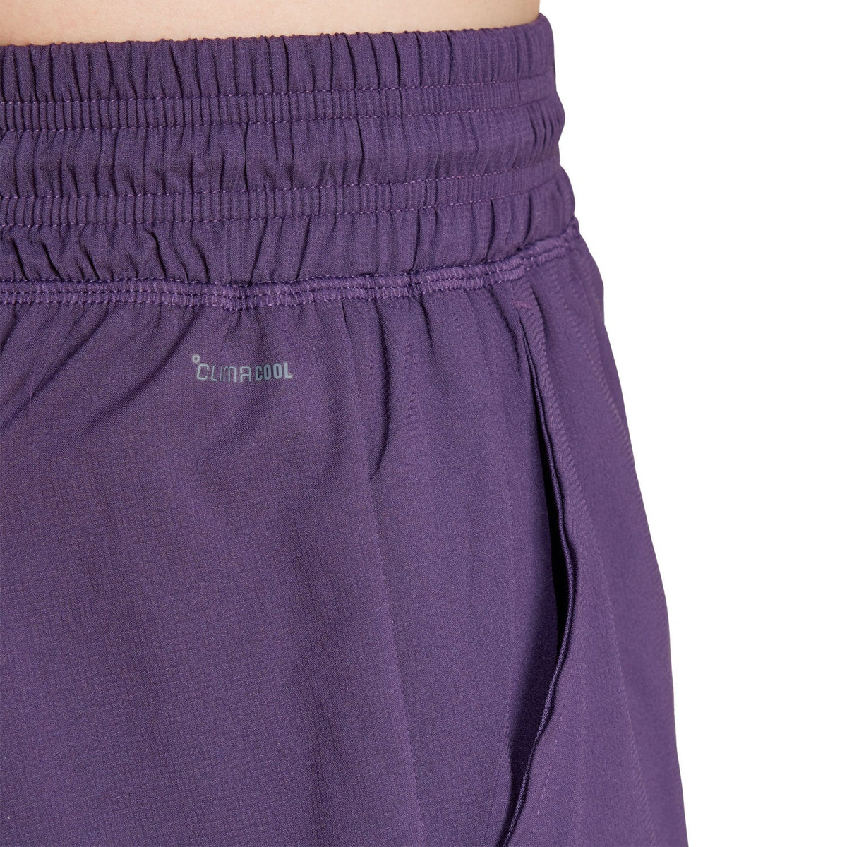 Detail van de elastische taille van de paarse Adidas Club short