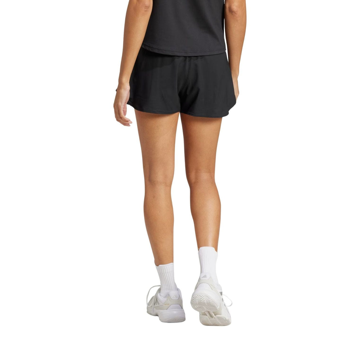 Model in de zwarte Club short met zwart shirt, ten voeten uit