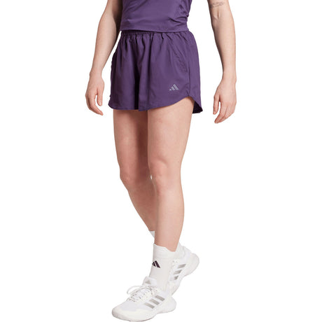 Model draagt de paarse Adidas Club short voor dames, zijaanzicht