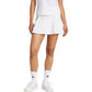 Model draagt de witte Adidas Club rok met witte tanktop, vooraanzicht