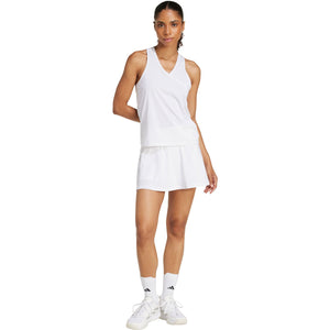 Model ten voeten uit in de witte Club rok en witte tanktop