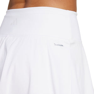 Detail van de brede tailleband van de witte Adidas Club rok