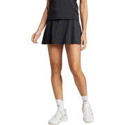 Model draagt de zwarte Adidas Club rok met zwarte top, vooraanzicht