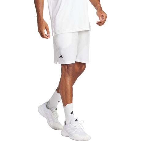 Model draagt de witte Adidas Club Stretch short met witte sokken en padelschoenen