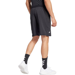 Achteraanzicht van model in de zwarte Adidas Club Stretch short met witte sokken