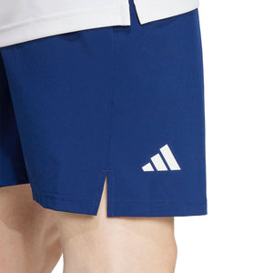 Detail van de pijp van de donkerblauwe Club Stretch short met wit Adidas-logo en split