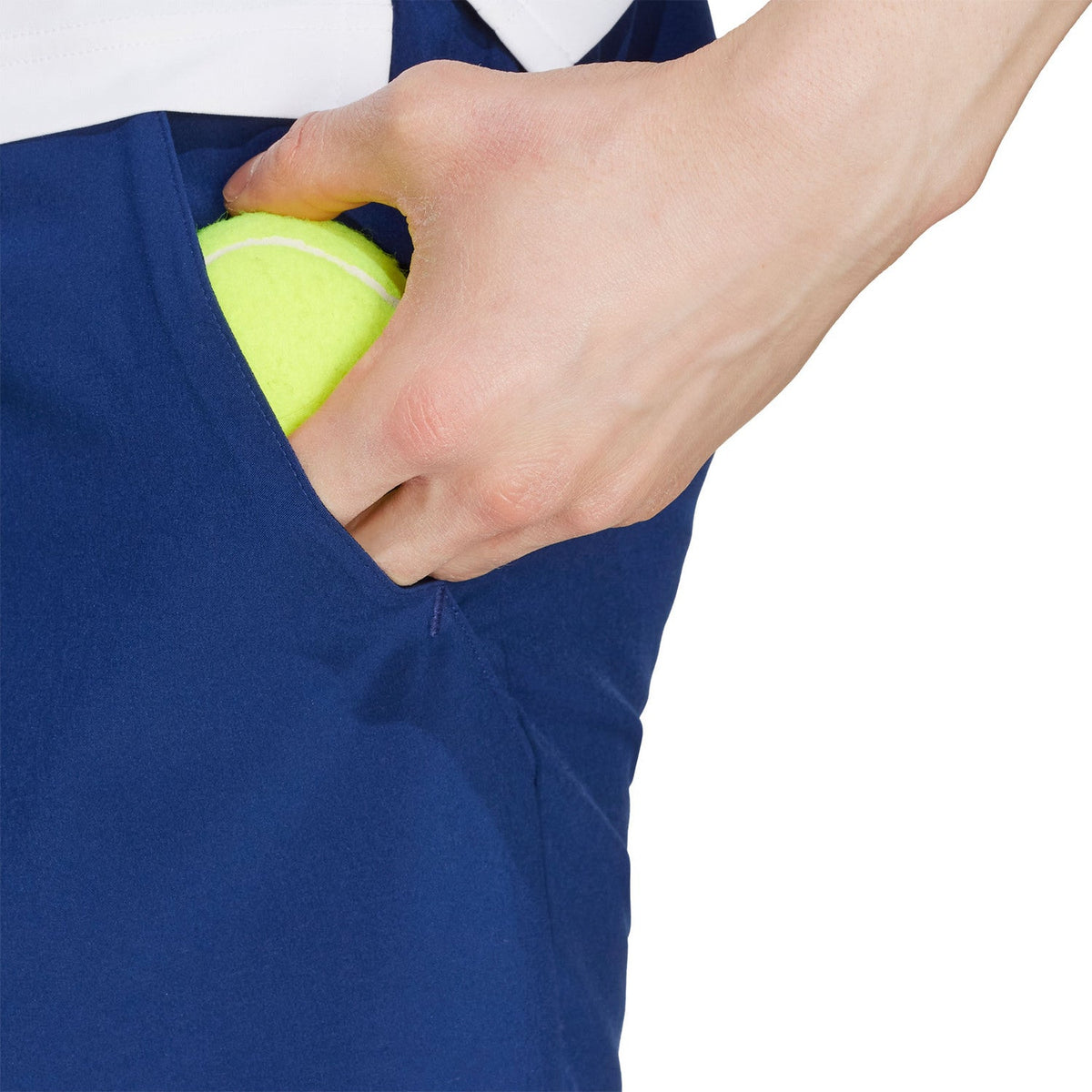 Detail van de zijzak van de donkerblauwe Club Stretch short met een gele bal erin