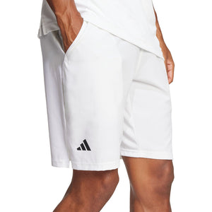 Zijaanzicht van model in de witte Adidas Club Stretch short met zwart logo op de pijp