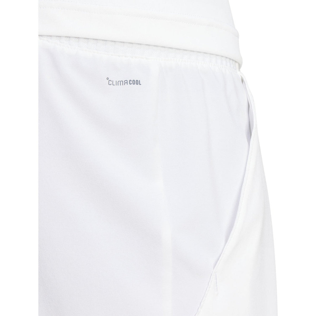 Detail van de witte Adidas Club Stretch short met Climacool-opdruk op de tailleband