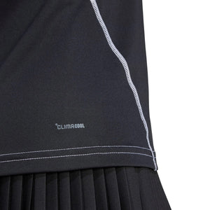 Detail van de zoom en het contraststiksel van de zwarte Adidas Club tanktop