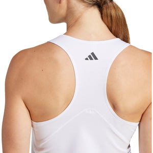 Close-up van het adidas-logo op de rug van de witte Club tanktop