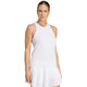 Model draagt de witte Adidas Club tanktop met bijpassende plooirok