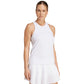 Model draagt de witte Adidas Club tanktop met bijpassende plooirok