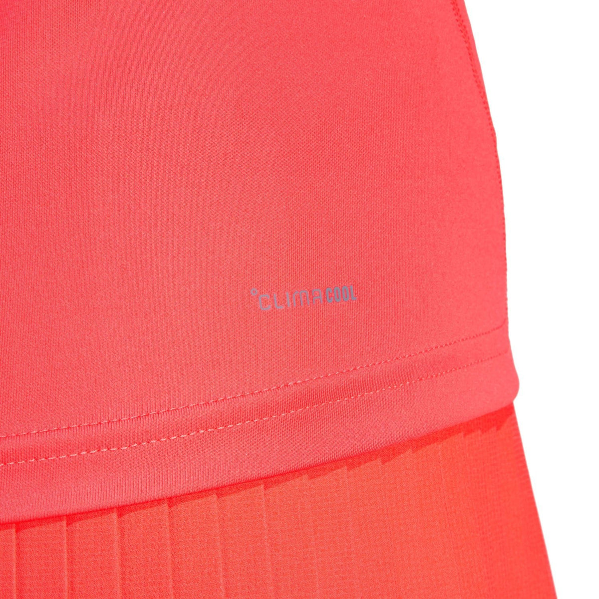 Detail van de zoom van de koraalrode Adidas Club tanktop met Climacool-print