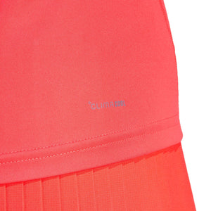 Detail van de zoom van de koraalrode Adidas Club tanktop met Climacool-print