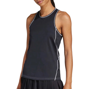 Model draagt de zwarte Adidas Club tanktop, zijaanzicht met contraststiksel