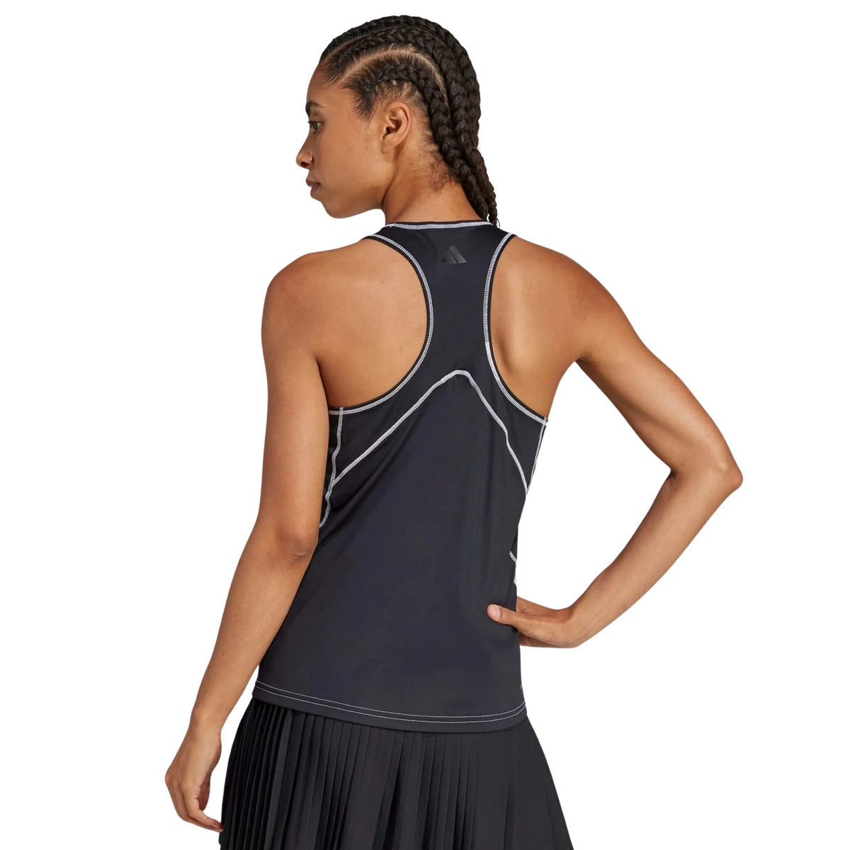 Achterzijde van de zwarte Adidas Club tanktop met racerback, gedragen