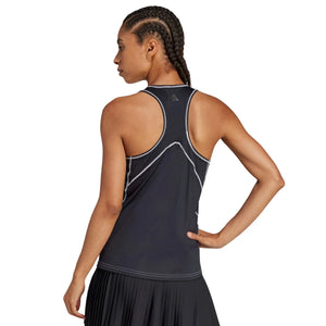 Achterzijde van de zwarte Adidas Club tanktop met racerback, gedragen