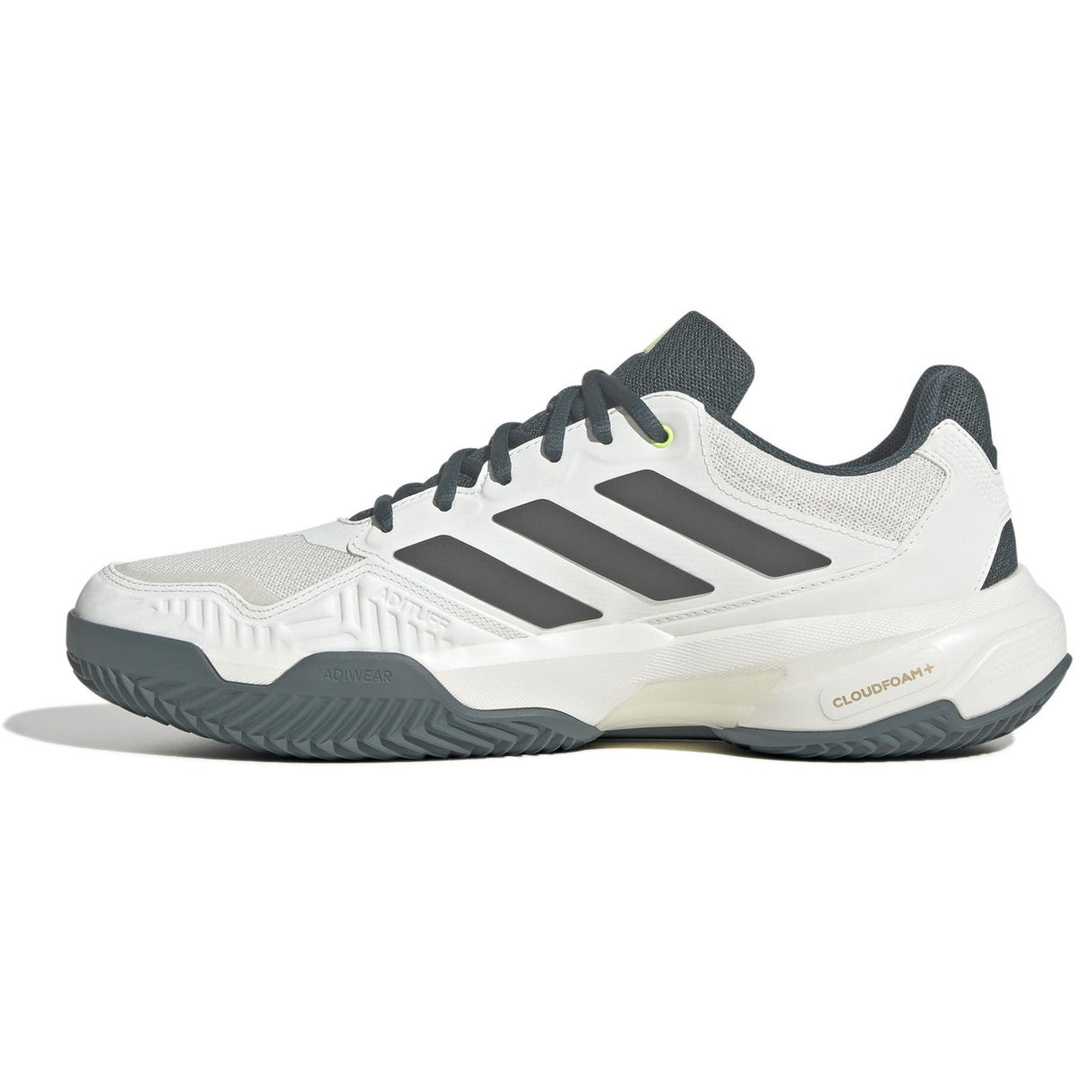 Binnenzijde van de cremekleurige Adidas Courtjam Control 3 M met grijze zool