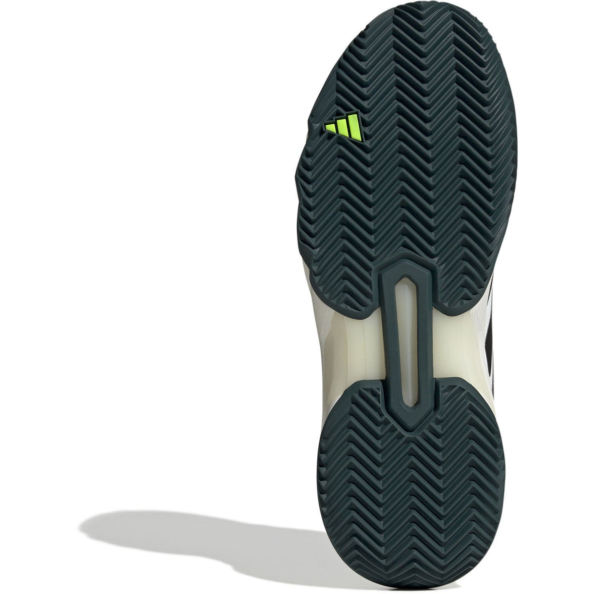 Donkergroene zool van de Adidas Courtjam Control 3 M met visgraatprofiel