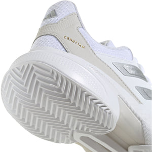 Detail van de witte tussenzool en zoolrand van de Adidas Courtjam Control 3 W CL