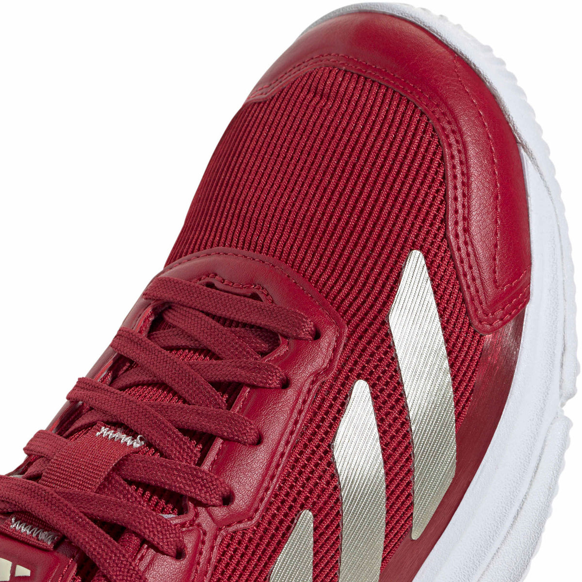 Close-up van de rode bovenzijde met zilveren strepen van de Adidas Courtquick W