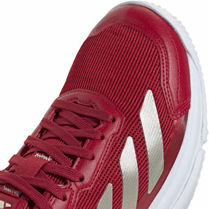 Close-up van de rode bovenzijde met zilveren strepen van de Adidas Courtquick W