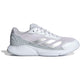 Adidas Courtquick W in wit met zilvergrijze strepen, zijaanzicht buitenkant