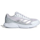 Adidas Courtquick W in wit met zilvergrijze strepen, zijaanzicht buitenkant