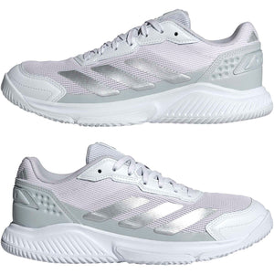 Paar witte Adidas Courtquick W damespadelschoenen met zilvergrijze strepen