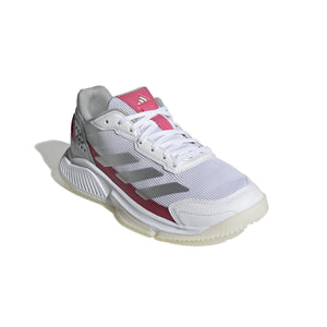 Schuin zijaanzicht van de witte Adidas Courtquick W met roze en rode accenten