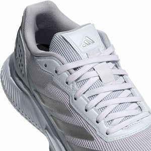 Detail van de witte veters en zilveren strepen van de Adidas Courtquick W